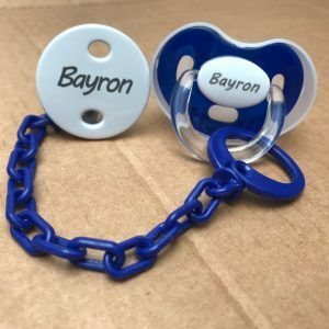 CHUPETE Y BROCHE PORTA CHUPETE PERSONALIZADO "BAYRON" BOANN